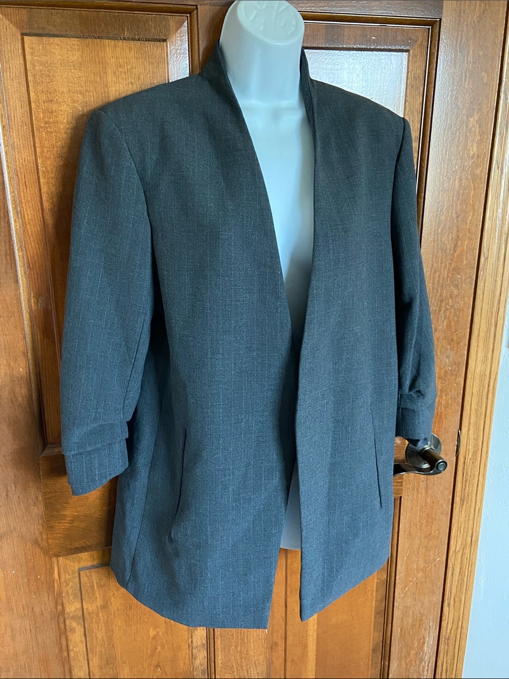 Aritzia Babaton Power Blazer dark grey colorway open front 3/4 sleeves Size 10 - Picture 3 of 16